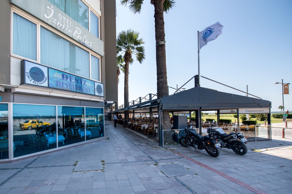 يطل مطعم دينيز على ساحل بحر إيجة، ويضم كادر ذو خبرة واسعة
