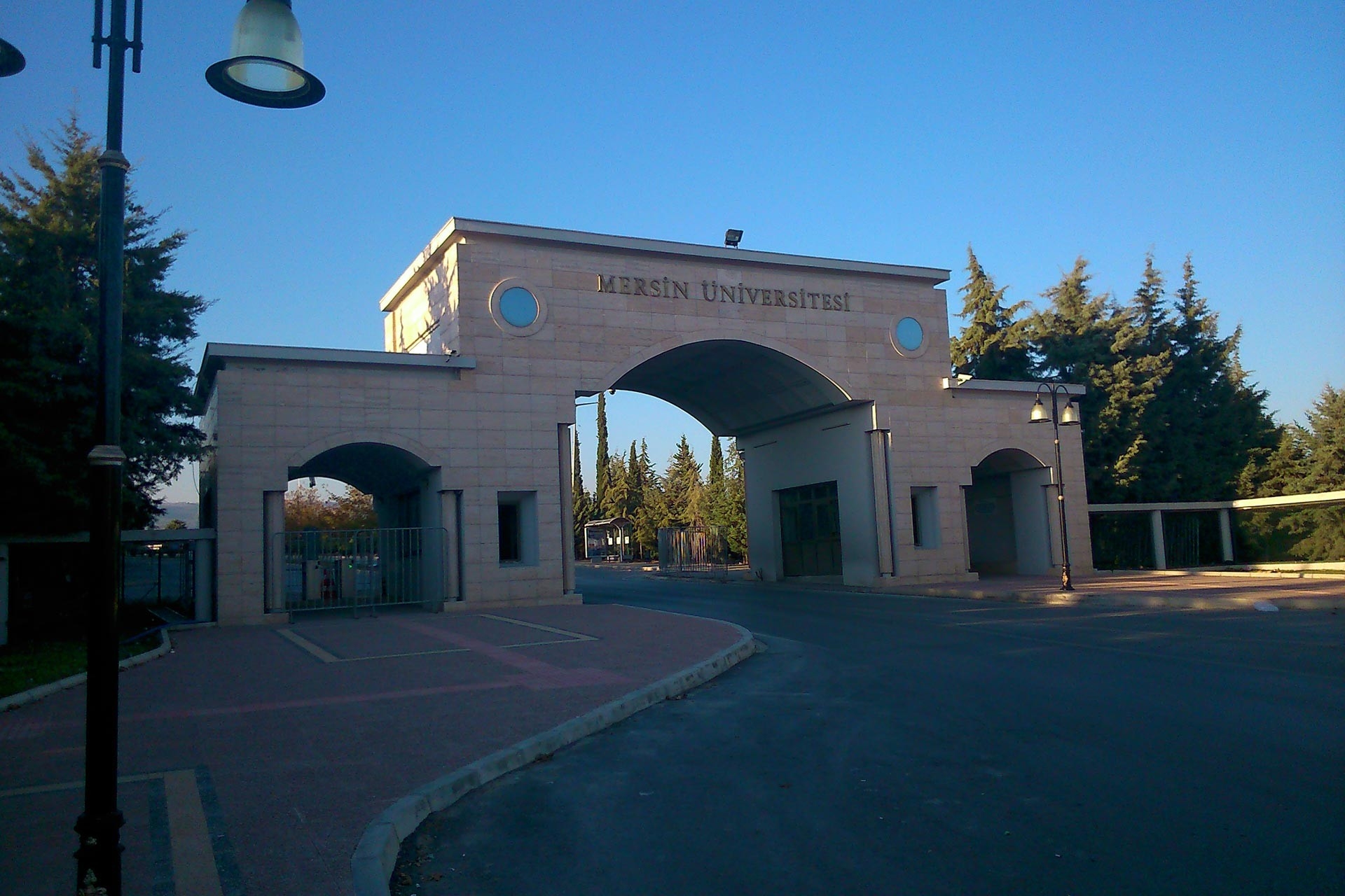 تبعد جامعة مرسين Mersin Üniversitesi عن مركز مدينة مرسين حوالي نصف ساعة