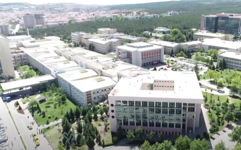 تتضمن جامعة Eskişehir Osmangazi Üniversitesi إسكي شهير عثمان غازي 13 كلية