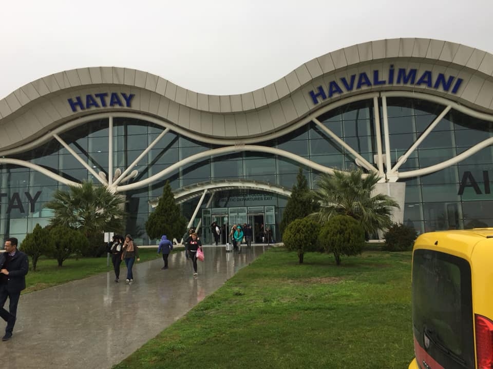 يرمز إلى مطار هاتاي بالرمز HTY ويسمى بالتركية Hatay Havalimanı