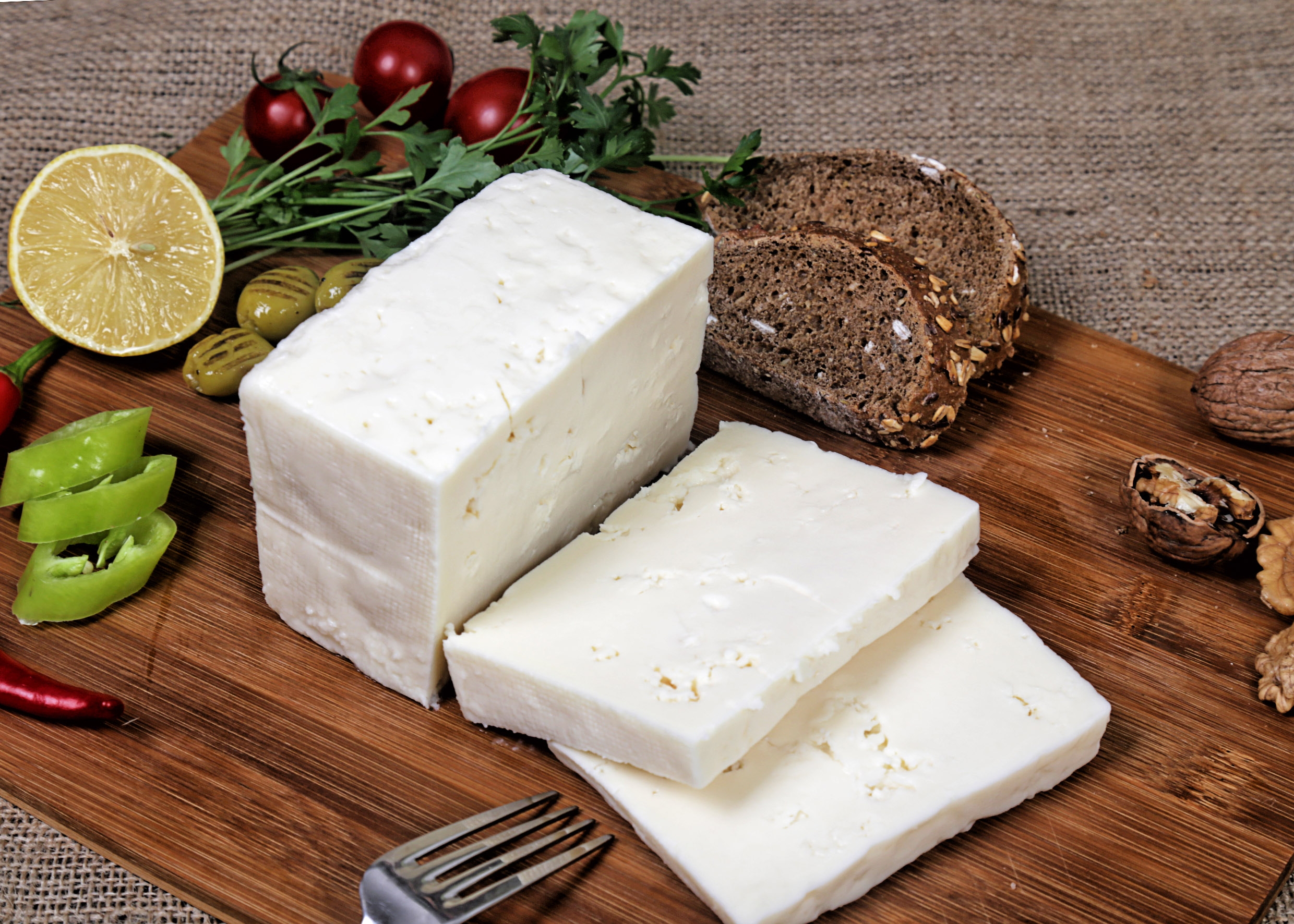 يتم إنتاج أصناف متنوعة من الجبنة البيضاء والمملحة في تركيا