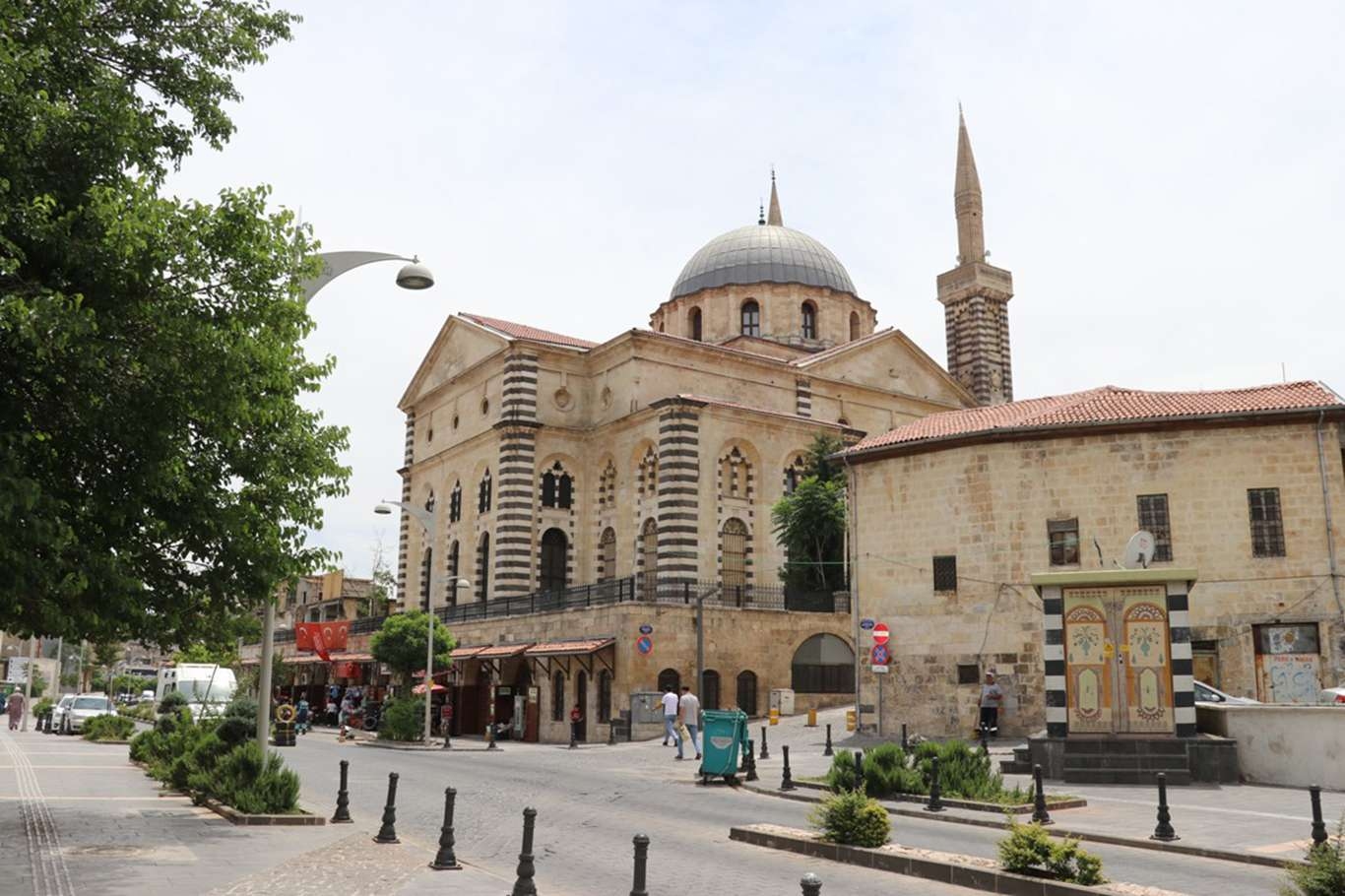 افتتح جامع التحرير عام 1893 وكان بالأصل كنيسة أرمينية