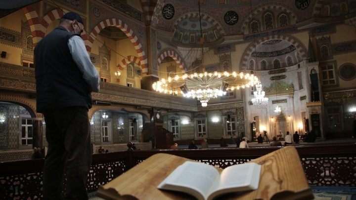 يحرص المسلمون في جميع أنحاء العالم على إحياء ليلة القدر بالقرآن والطاعات المتنوعة