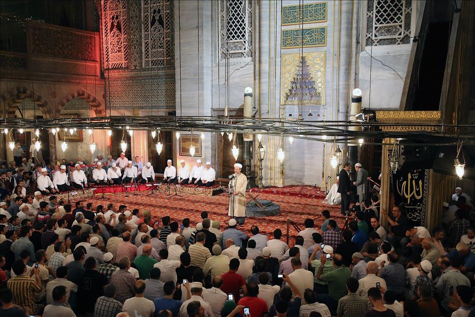 تقيم بعض المساجد التركية في رمضان ابتهالات دينية وطقوس إنشادية وتعبدية
