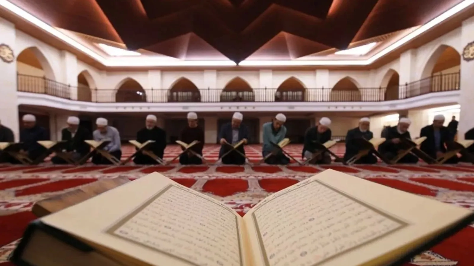 رمضان هو شهر القرآن لذا ترى الإقبال على تلاوته وختمه كبيراً في المساجد