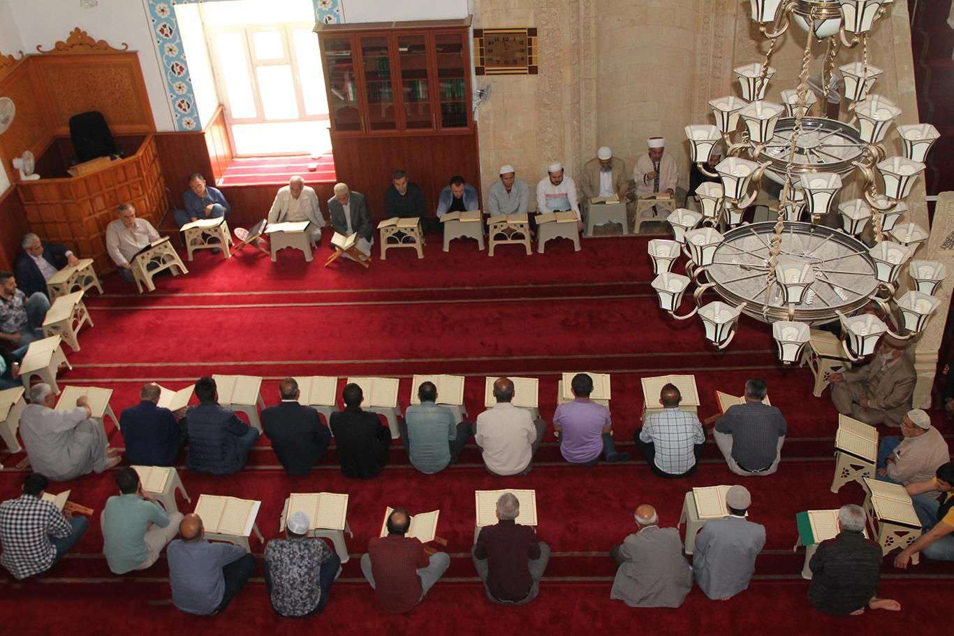 من العادات المشتركة لدى العرب والأتراك في رمضان قراءة القرآن في حلقات بالمساجد