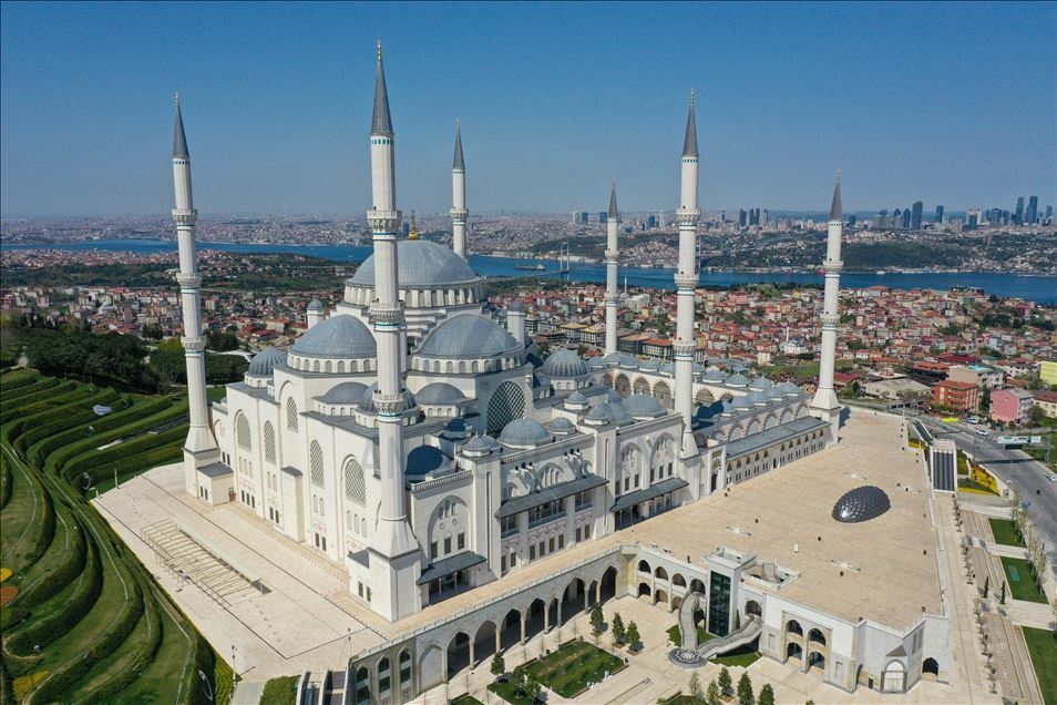 تضم ولاية إسطنبول العديد من الجوامع والمساجد التاريخية وأحدها الأكبر في تركيا
