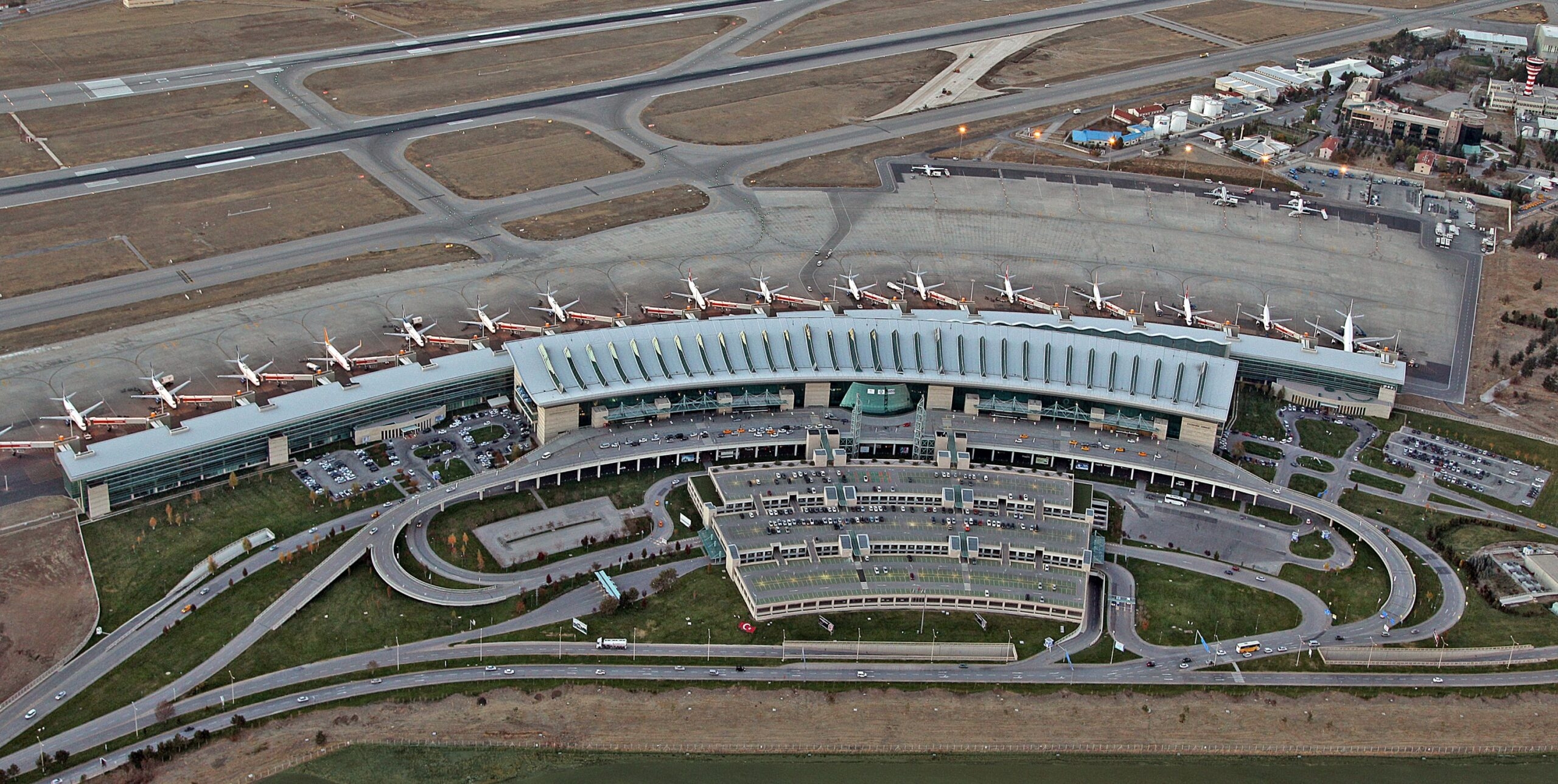 مطار إيسنبوغا الدولي في أنقرة يعد مقراً رئيسياً للعديد من خطوط الطيران التركية