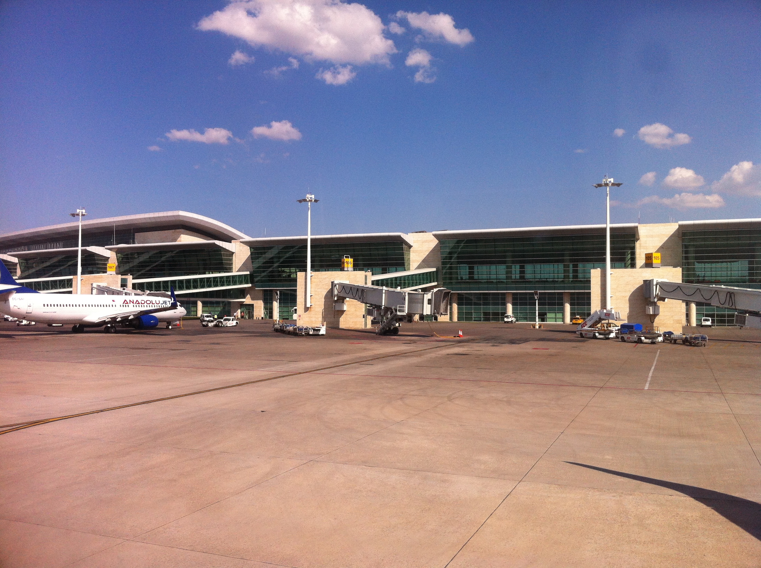 يقدم مطار إيسنبوغا مجموعة واسعة من الخدمات للمسافرين