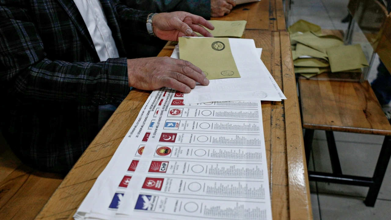 يكون التصويت بالانتخابات في تركيا بطريقة سرية داخل قاعة الاقتراع