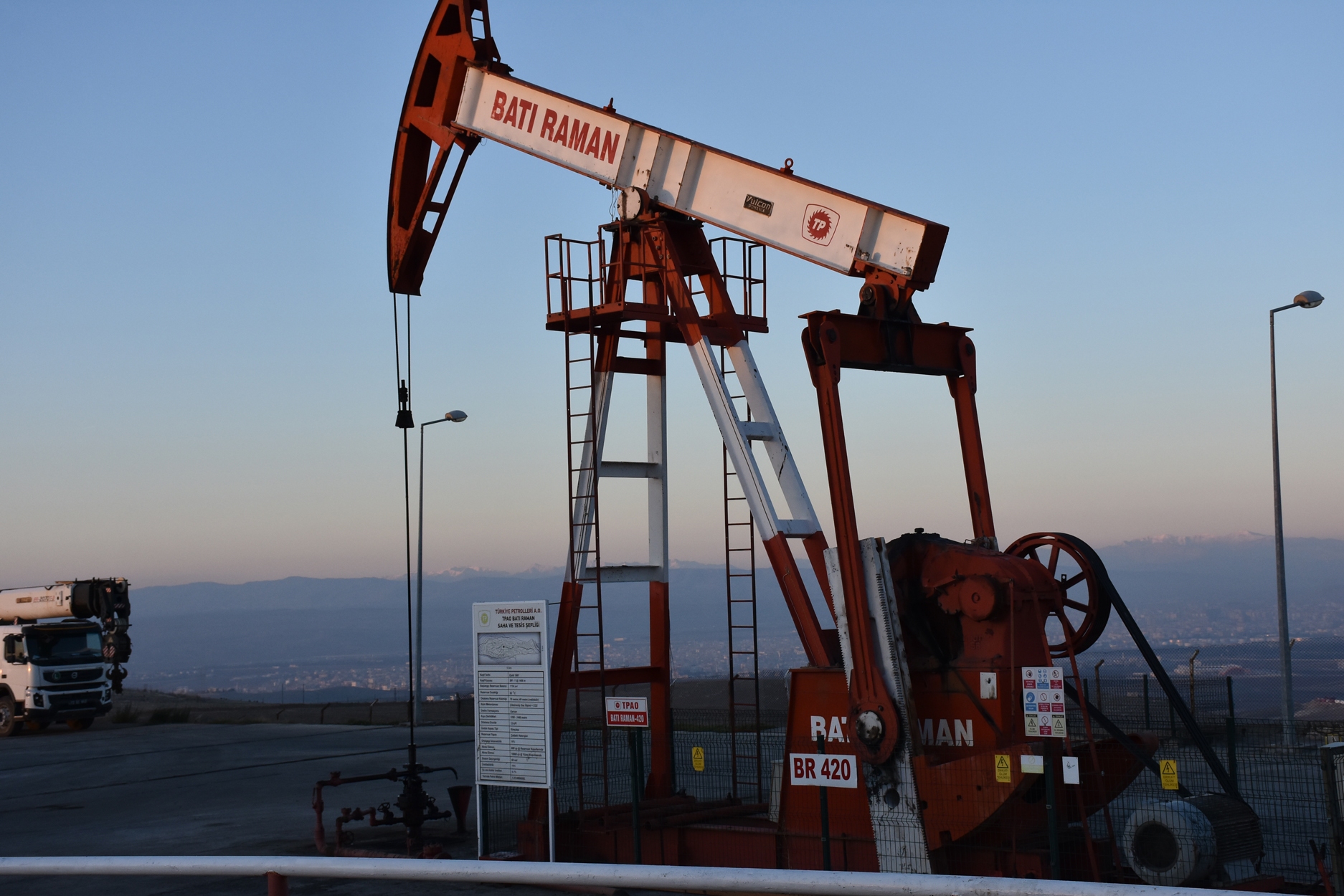 يعد موقع تركيا الاستراتيجي سبباً مهماً في تعزيز أهمية الاكتشافات النفطية