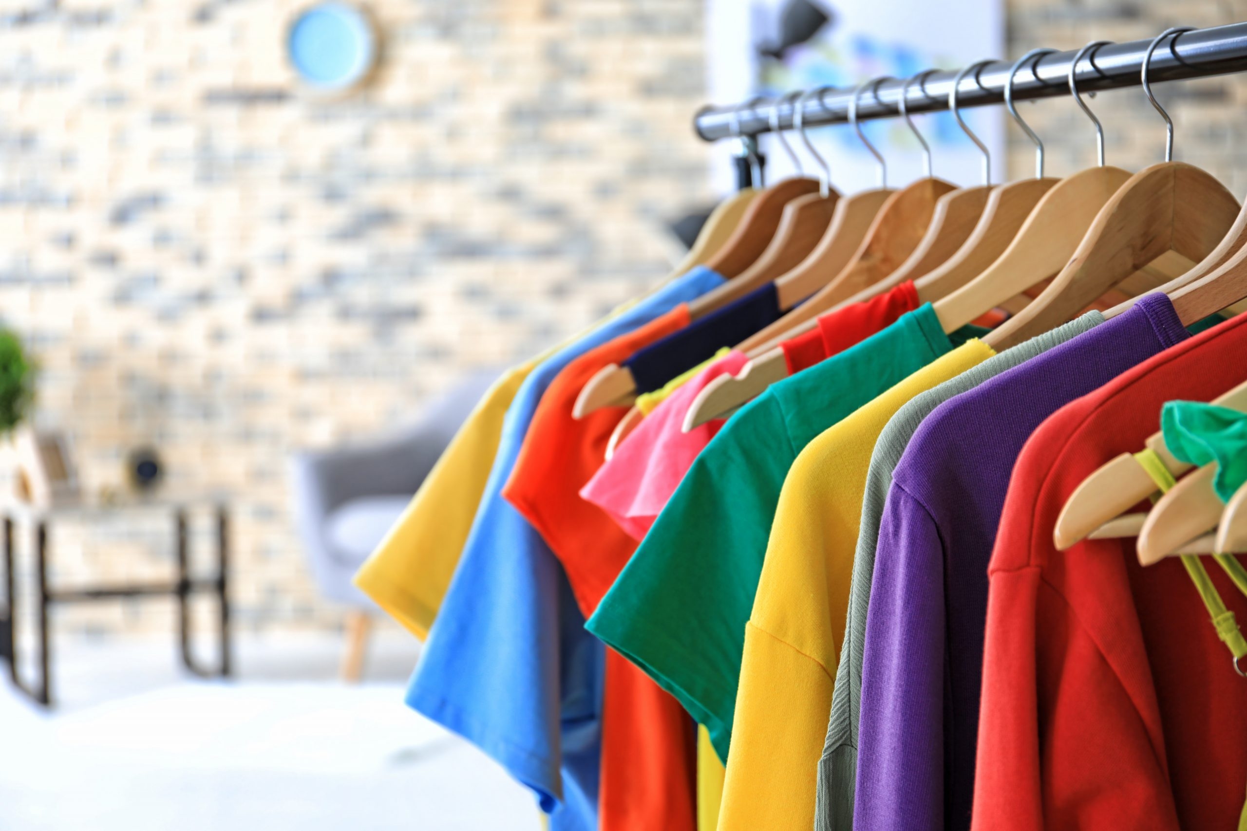 تعرض المتاجر العربية في تركيا ملابس للبيع بالجملة والمفرق لمختلف الفئات العمرية