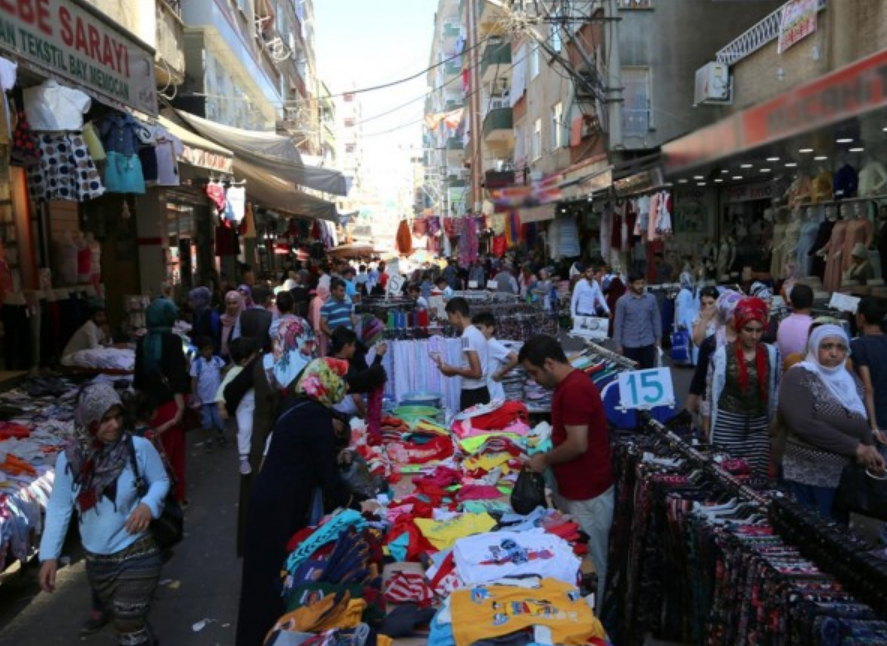 تكتظ الأسواق والمحال التجارية في تركيا قبل أيام عديدة من العيد
