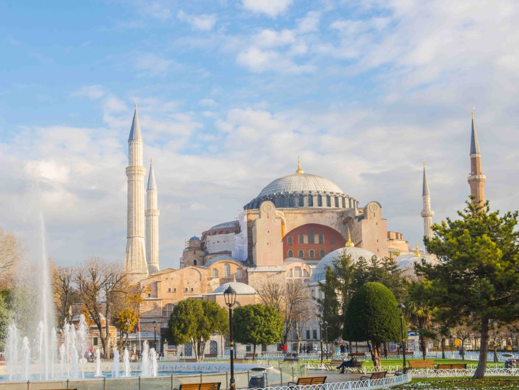 جامع آيا صوفيا   يسمى بالتركية Ayasofya Camii ويعد أحد أهم المعالم التركية