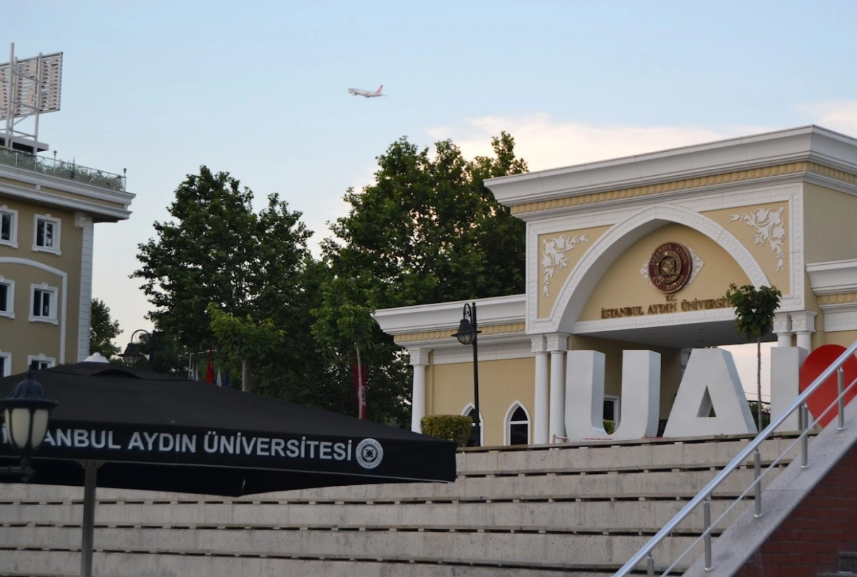 ترفع جامعة إسطنبول آيدن شعار Aydınlık Bir Geleceğe