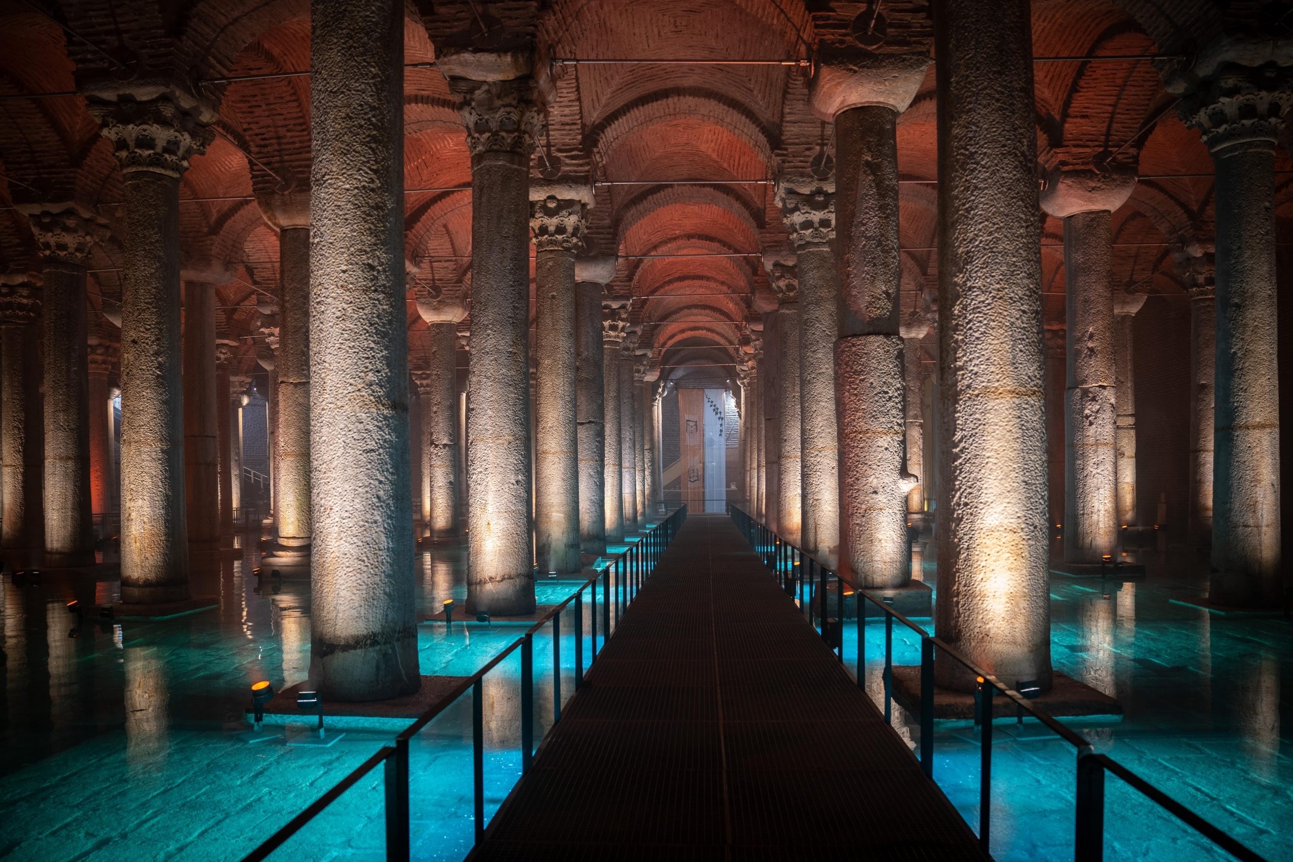 صهريج البازيليك Basilica Cistern  يسمى بالقصر المغمور وهو الخزان الأرضي الأكبر شمال غربي تركيا