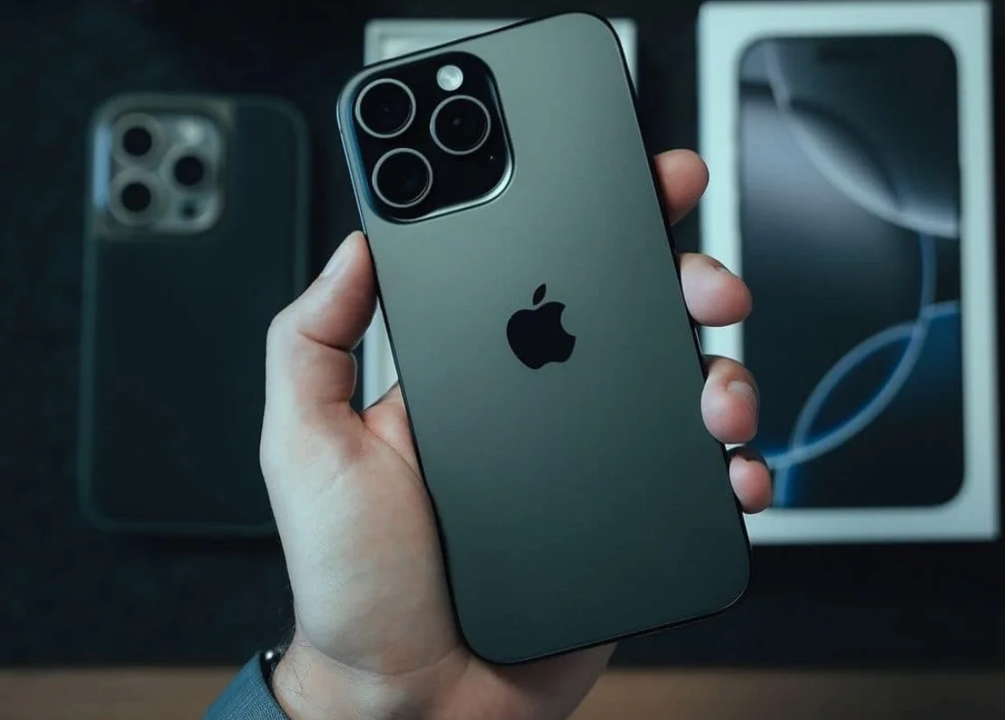 يتميز تصميم هاتف آيفون iPhone 16 بأناقة وحداثة تجمع بين الجمالية والعملية