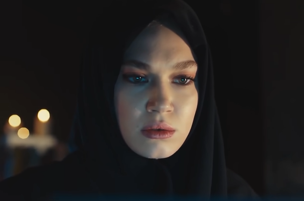 تبدأ قصة مسلسل نفس على نفس Nefes Nefese بخبر يغيّر حياة شابة تعيش في برلي